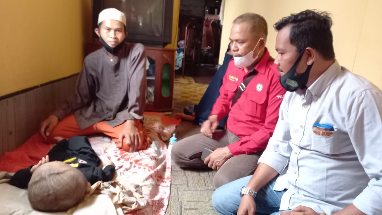 Bikin Haru! Kepala PLN Tembilahan Bantu Adik Penderita Hidosefalus