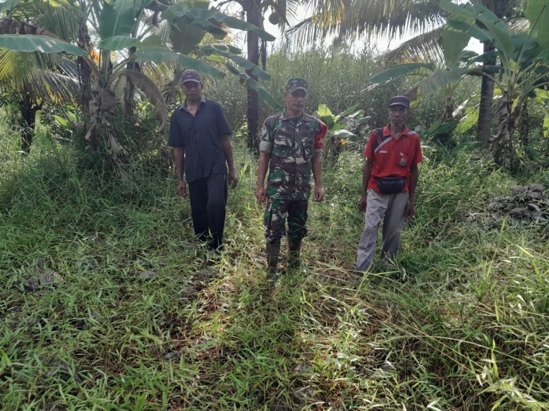 Babinsa Koramil 07/Reteh Lakukan Patroli di Parit 5 Kelurahan Madani