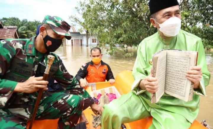 Tak Cuma Rakyatnya, Gubernur Syamsuar dan Juga Danrem Selamatkan Alquran di Tengah Banjir Pekanbaru