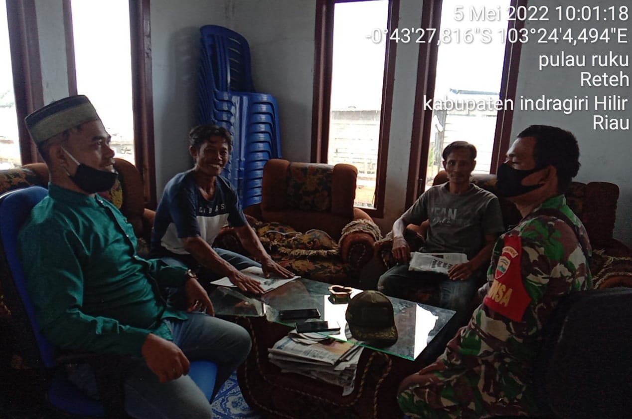 Rutin Adakan Komsos, Serda Perdamaian Bersam Aparatur Desa Agar Selalu Menjaga Keamanan Desa