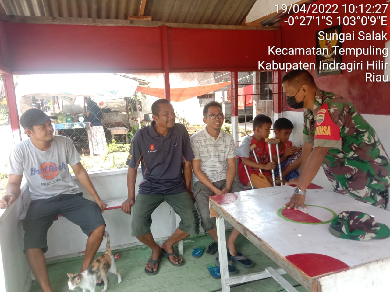 Komsos ke Kampung Pancasila, Babinsa Koramil 03/Tempuling Lakukan Pendataan dan Edukasi Wawasan