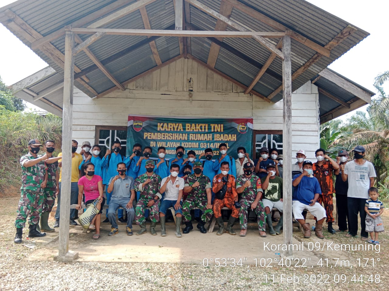 Babinsa Koramil 09/Komuning Lakukan Kegiatan Karya Bakti