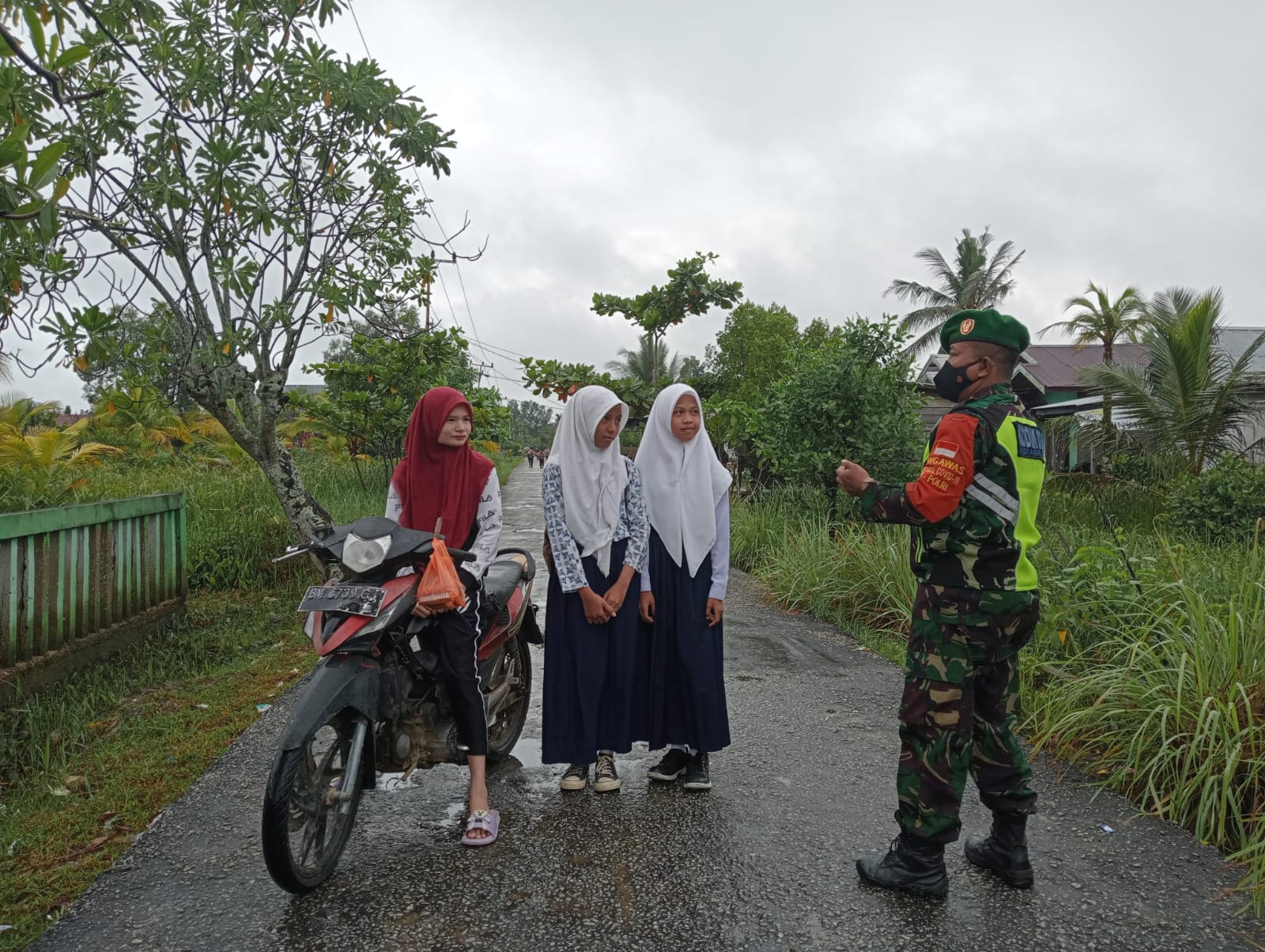 Penegakan Disiplin dan Himbauan Penerapan Prokes Oleh Anggota Koramil 04/Kuindra