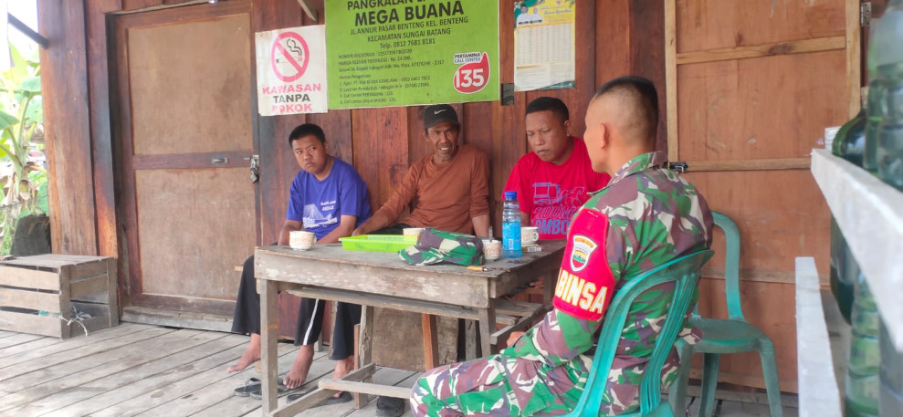 Babinsa Kopda Irawan Wujudkan Kebersamaan Melalui Komsos di Binaan