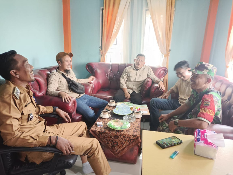 Babinsa Koramil 03/Tpl Sambangi Kantor Desa Silaturahmi Dengan Kades dan Perangkat Desa