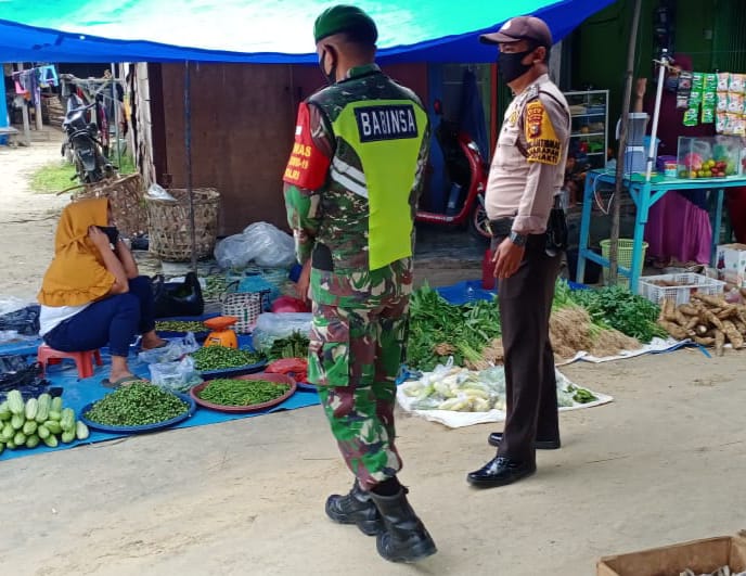 Terapkan Prokes, Babinsa Bersama Bhabinkamtibmas Datangi Pasar Pagi Kampung Jati Mulia