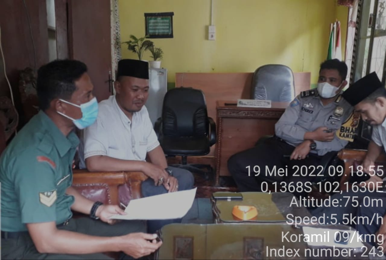 Adakan Komsos, Babinsa Koramil 09/Kemuning Terus Jalin Hubungan Baik