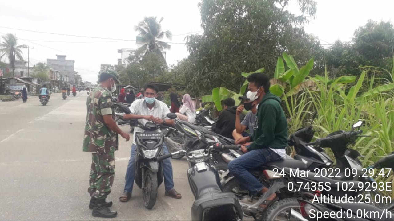 Sertu Syamsu Rizal Lakukan Himbauan Kepada Masyarakat Untuk Penggunaan Masker Dengan Baik