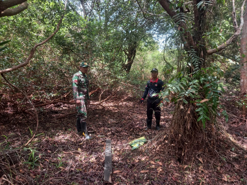 Babinsa 05/Gas Pratu Sandi Wahyudi Gencar Laksanakan Patroli Karhutla Dengan Warga