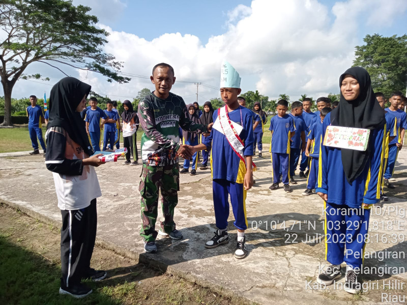 Babinsa Koramil 10/Plg Dampingi Pelepasan Peserta Didik Baru MPLS