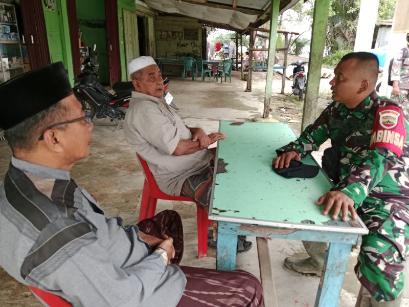 Koramil 07/Reteh Lakukan Komsos, Penguatan Sinergitas dengan Warga Setempat