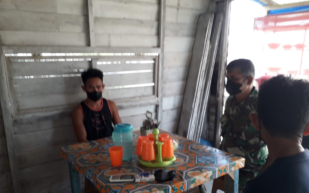 Pelihara Hubungan Baik, Babinsa Koramil 04/Kuindra Rutin Lakukan Komsos di Desa Teluk Dalam
