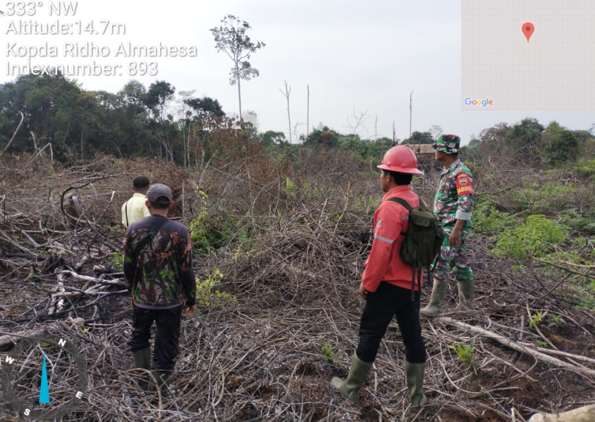 Babinsa 05/Gas Kopda Ridho Almahesa Patroli Antisipasi Karhutla di Wilayah Binaan