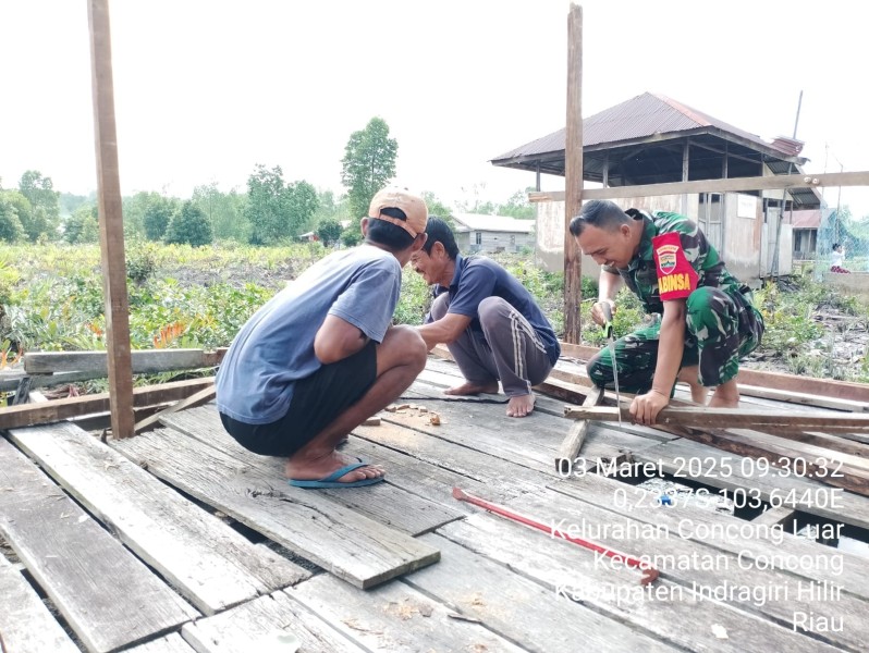 Babinsa Koramil 04/Kuindra Gotong Royong untuk Meningkatkan Kesejahteraan Masyarakat