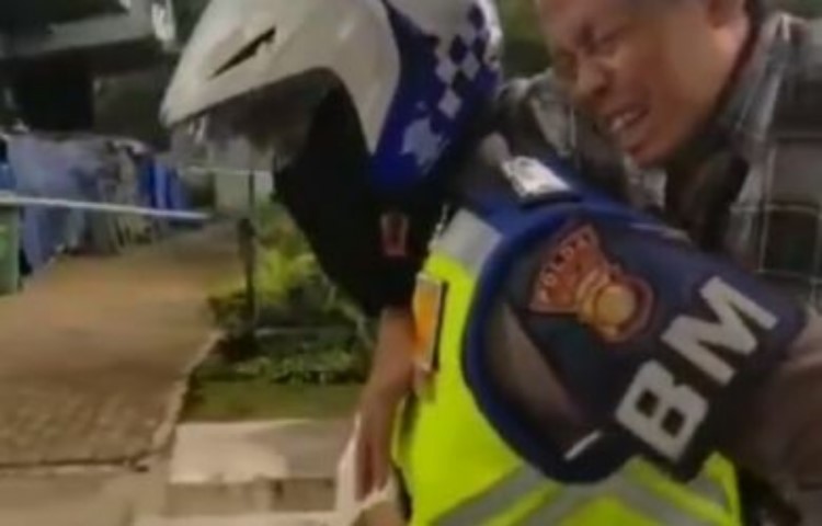 Viral, Polisi Gendong Warga yang Terkena Serangan Jantung