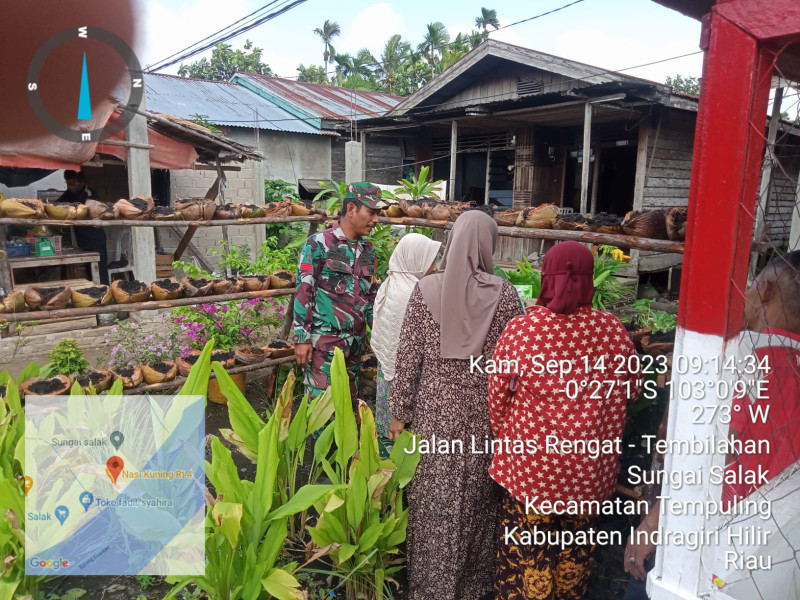 Anggota Koramil 03/Tpl Bersama Warga Kampung Pancasila Lakukan Penanaman Tanaman Obat Keluarga (TOGA)