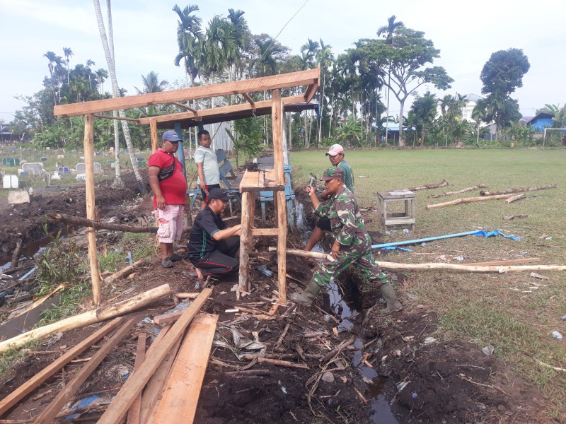 Perbaiki Lapangan Sepak Bola, Babinsa Koramil 05/Gas Serma Sasmito Goro Bersama Warga