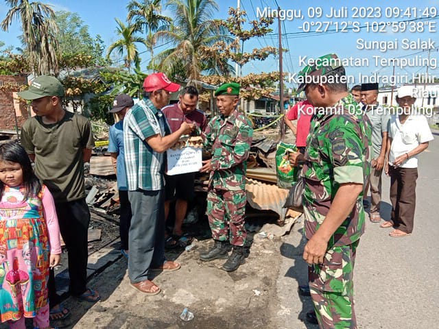 Wujud Kepedulian, Danramil 03/Tpl Beserta Anggota Serahkan Bantuan Sembako Kepada Korban Kebakaran