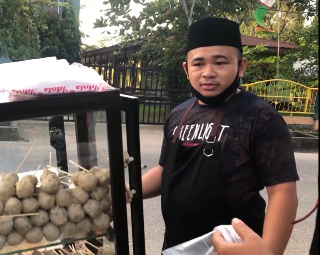 [Video] Enak di Lidah Pas di Kantong, Bakso Bakar Abang Ganteng di Tembilahan Ini Bikin Ketagihan 