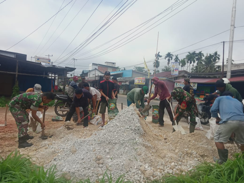 Bergerak Bersama Rakyat, Babinsa 03/Tpl Gotong Royong Penimbunan Jalan Yang Berlubang