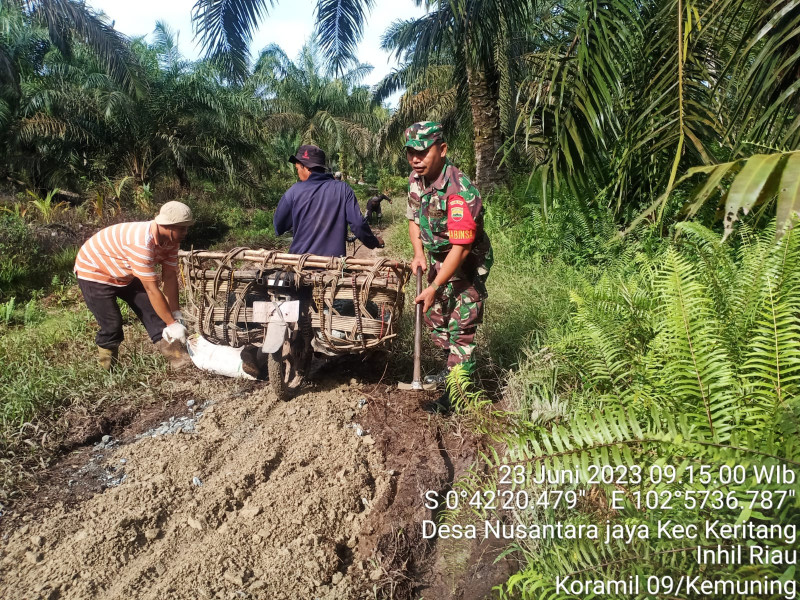 Babinsa Koramil 09/Kemuning Lakukan Penimbunan Jalan Yang Rusak di Wilayah Dusun Amanah