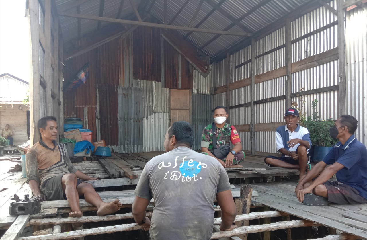 Tingkatkan Keamanan Desa, Babinsa Koramil 04/Kuindra Lakukan Komsos