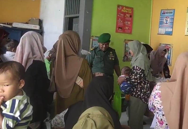 Babinsa Koramil 09/Kemuning Dukung Penuh Makan Bergizi Gratis di Desa Kota Baru Seberida dan Kelurahan Kota Baru Reteh Berjalan Sukses