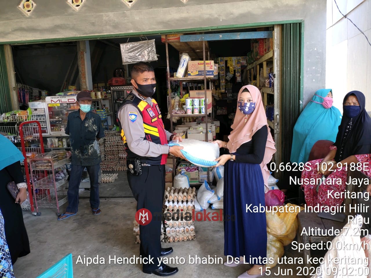 Polsek Keritang Kawal Penyaluran BPNT di Desa Lintas Utara dan Nusantara Jaya