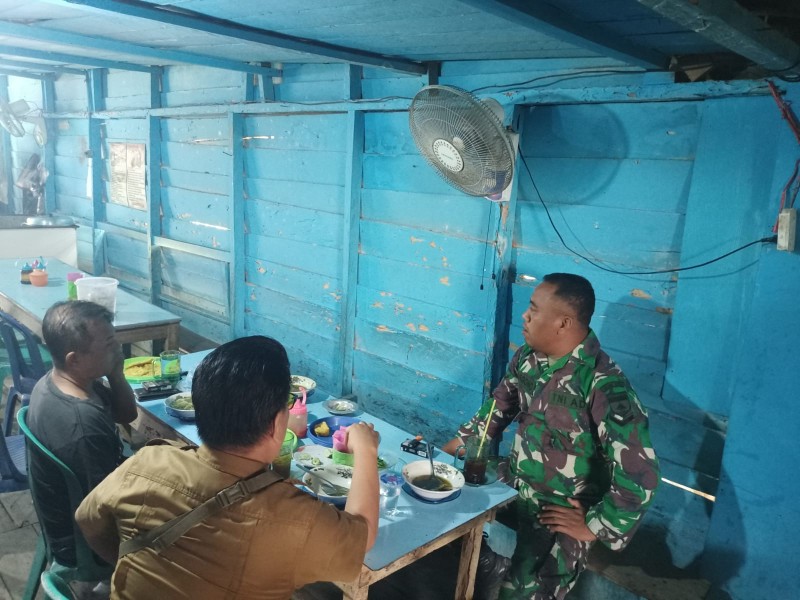 Babinsa Koramil 07/Reteh Rutin Laksanakan Komsos Pengawasan SDM di Kelurahan Madani