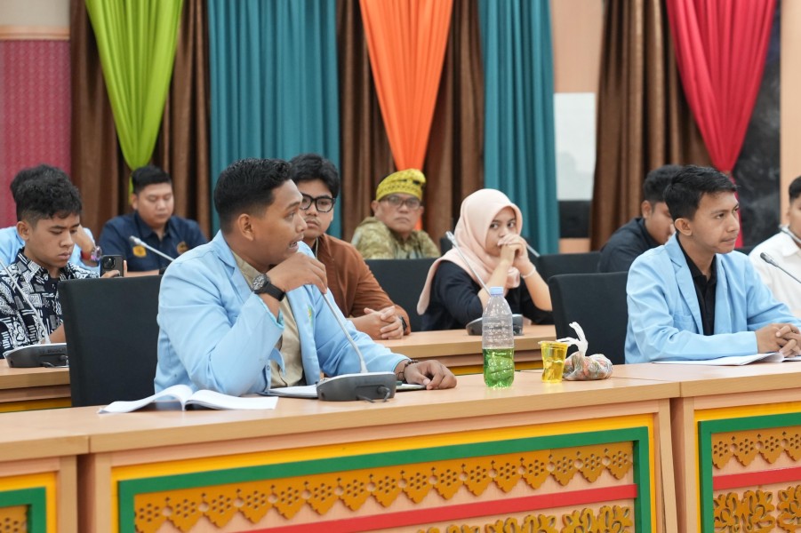 Mahasiswa Bawa Minyak dan Brondolan Sawit ke DPRD Riau, Simbol Protes Keresahan