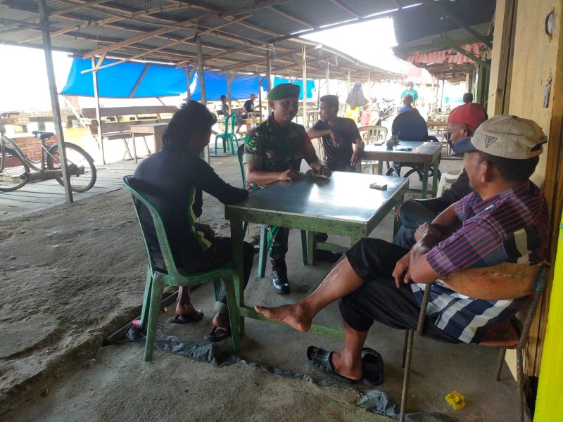 Babinsa Serda Denny Perkuat Sinergi dengan Pengurus Pasar dan Warga, Wujudkan Keamanan dan Ketertiban di Pasar