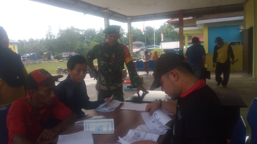 Babinsa Pulau Burung Pantau Kegiatan Perekaman E-KTP