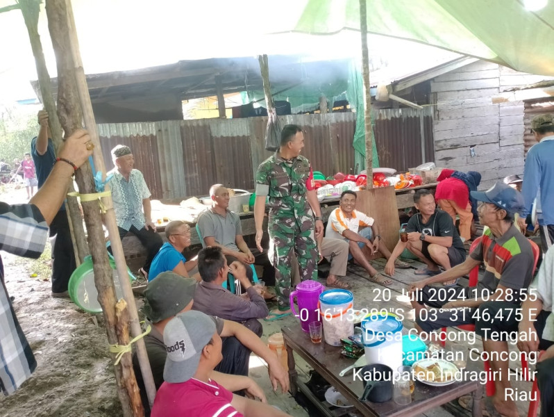 Ciptakan Kekompakan dan Kebersamaan, Babinsa Serma Suhaidi Hadiri Acara Pernikahan Warga di Binaan