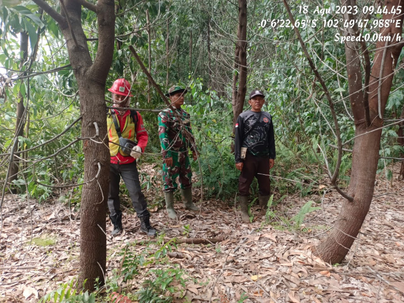 Rutin Laksanakan Patroli di Lahan Terbuka Dan Semak Belukar Di Wilayah Rawan Karlahut Bersama Kopda Chandra Manto
