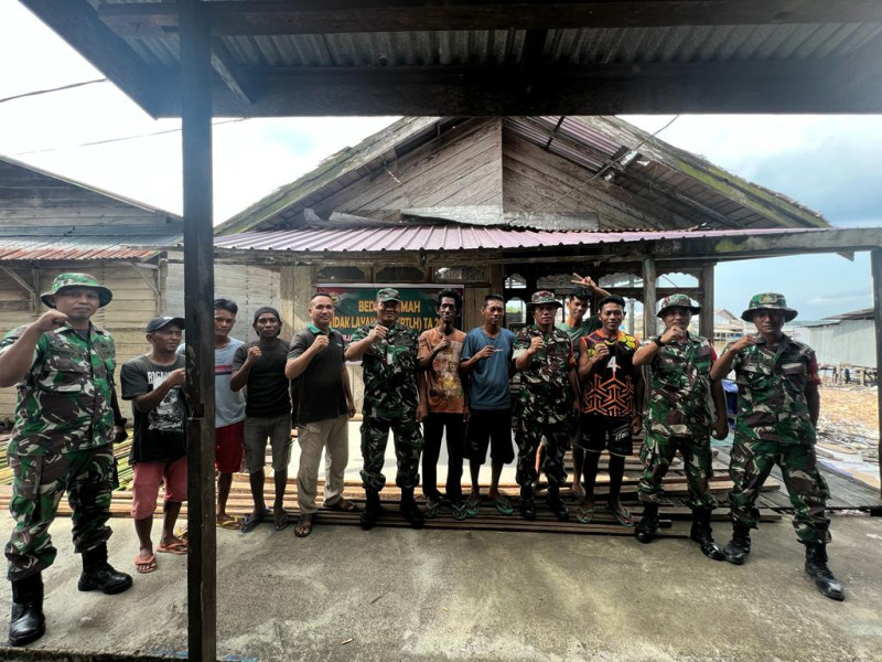 Anggota Koramil Wilayah Kuindra Bedah Rumah RTLH di Wilayah Binaan