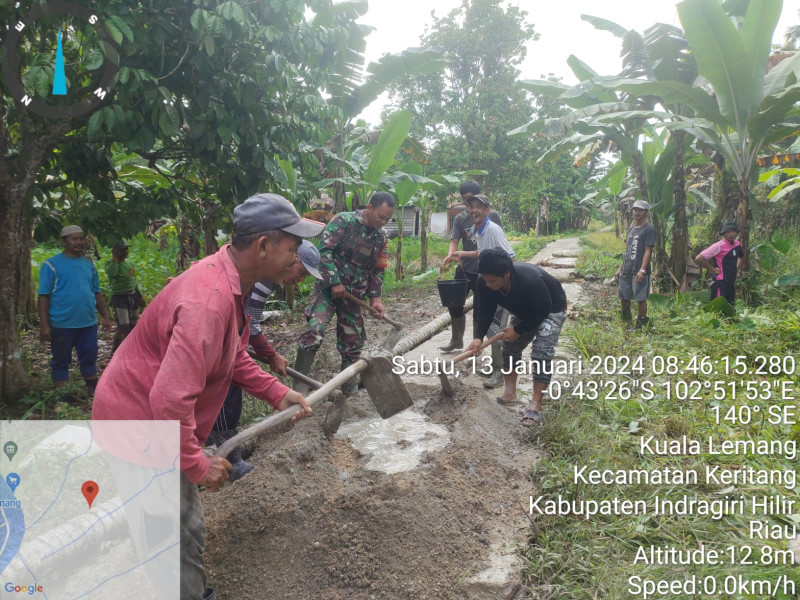 Giat Goro Untuk Penambalan Jalan Poros Kecamatan Bersama Babinsa Koramil 09/Kemuning