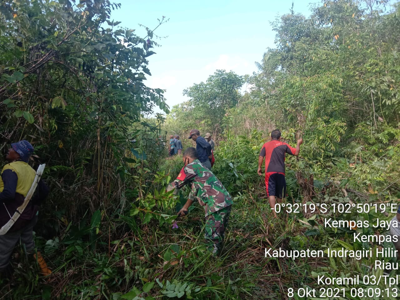 Babinsa 03/Tempuling Goro Bersama Warga Bersihkan Lingkungan Makam