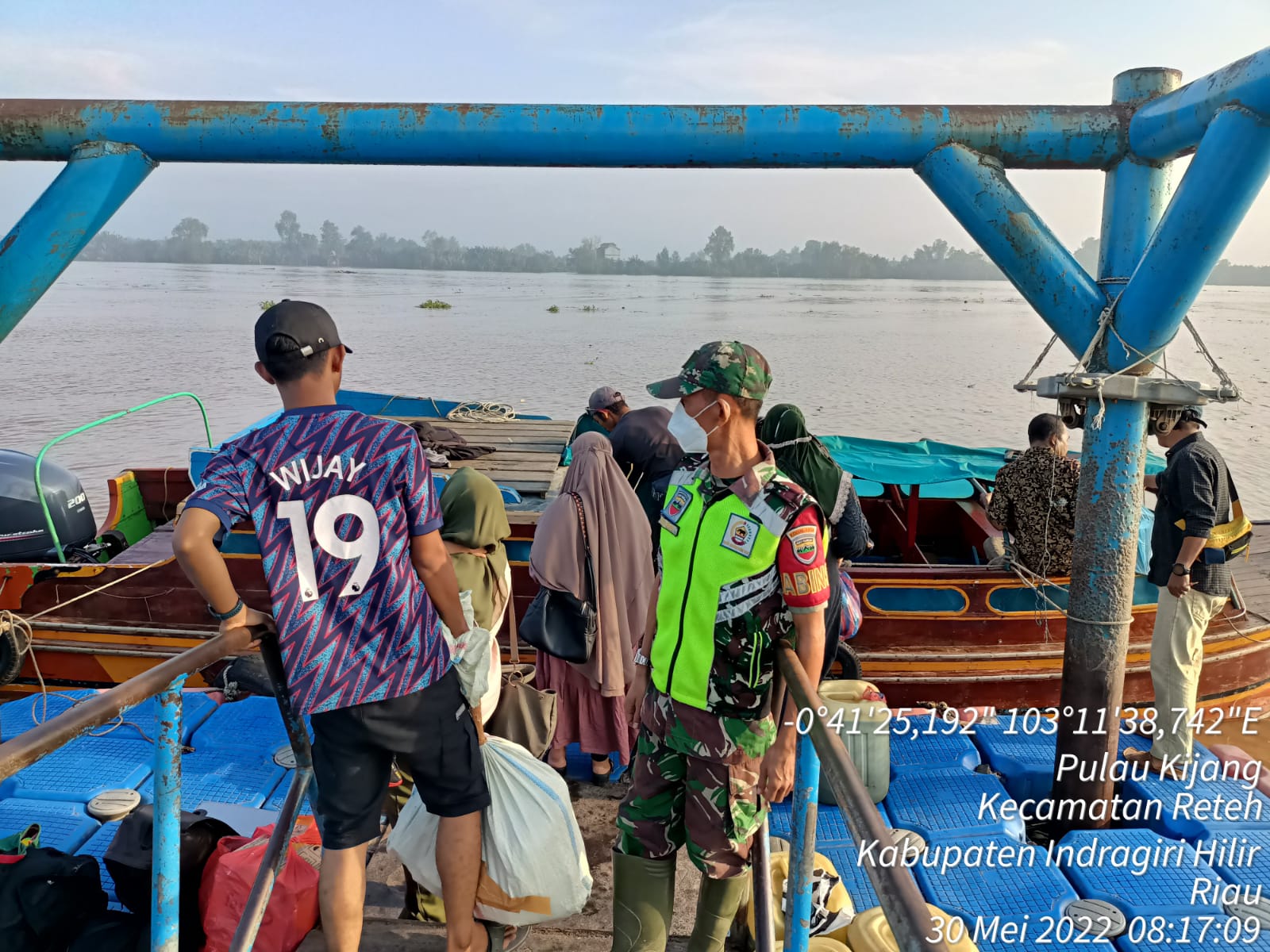 Babinsa Koramil 07/Reteh Rutin Lakukan Pengecakan dan Pengawasan Protokol Kesehatan