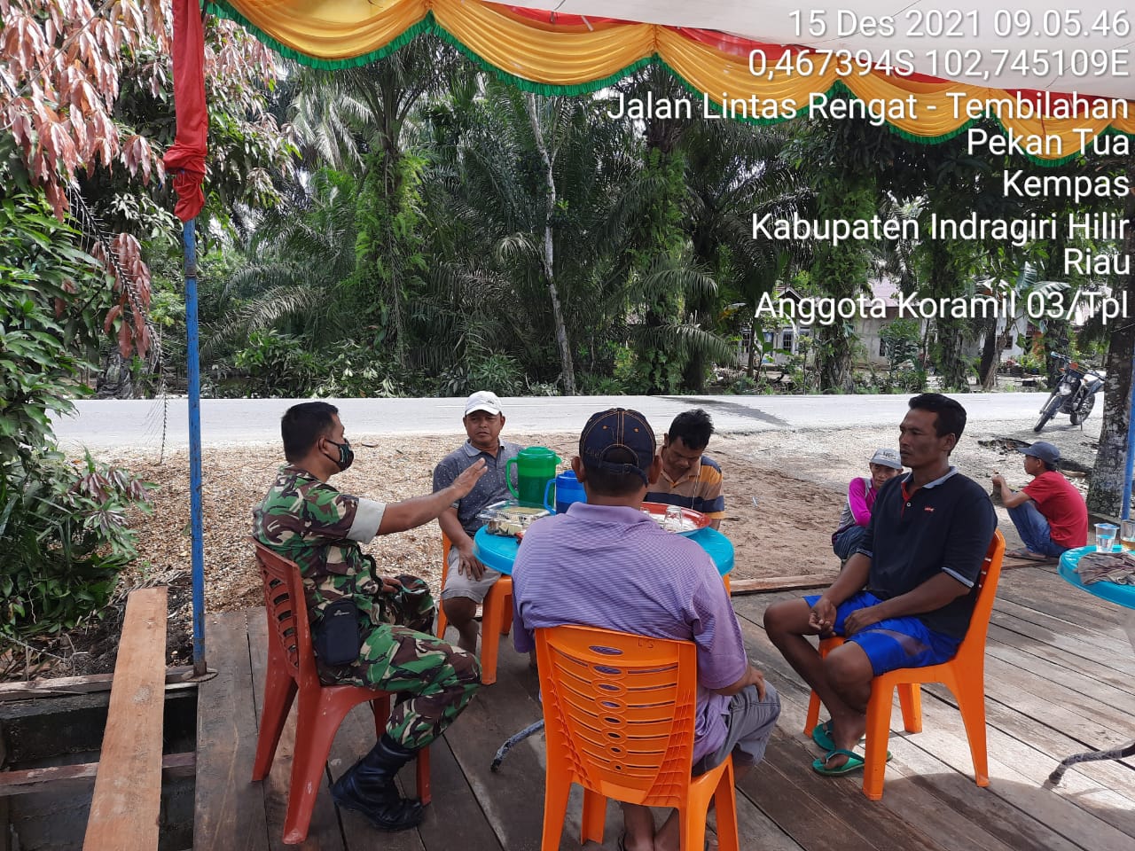 Ciptakan Kedekatan dengan Warga, Babinsa 03/Tempuling Rutin Melaksanakan Komsos