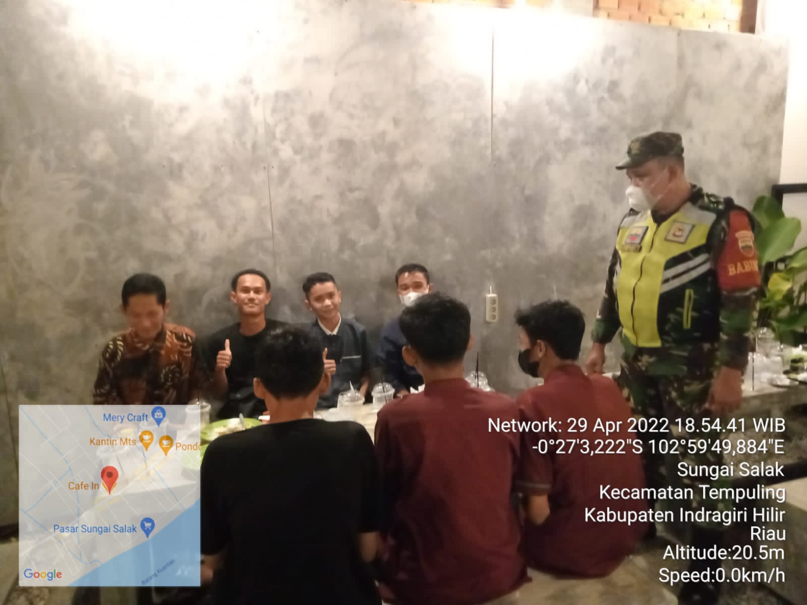 Patroli Malam, Babinsa 03/Tempuling Himbau Pemuda Yang Masih Nongkrong Patuhi Prokes