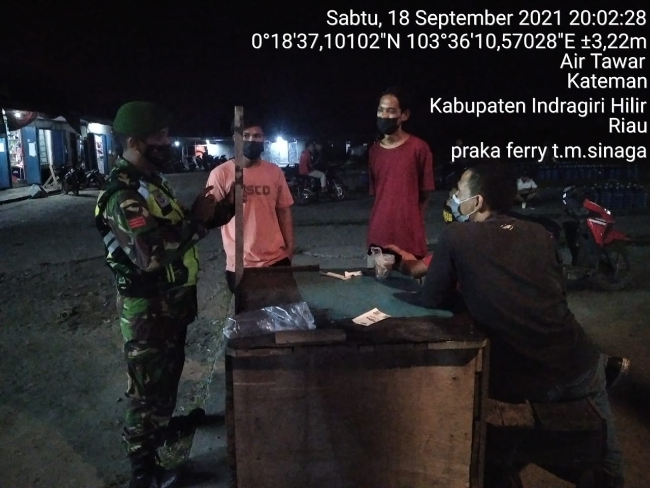 Personel Koramil 06/Kateman Praka Ferry Sinaga Himbau Warga Tagaraja Taati Prokes
