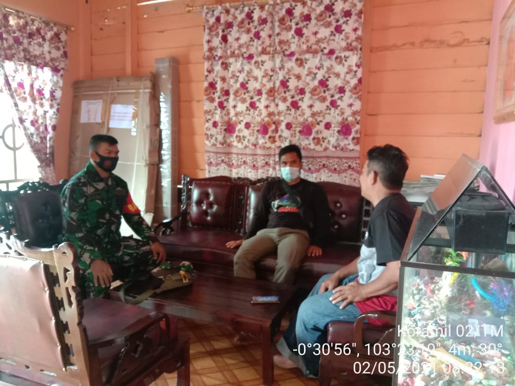 Sertu Syamsir Komsos bersama Kepala Desa Tanjung Pasir