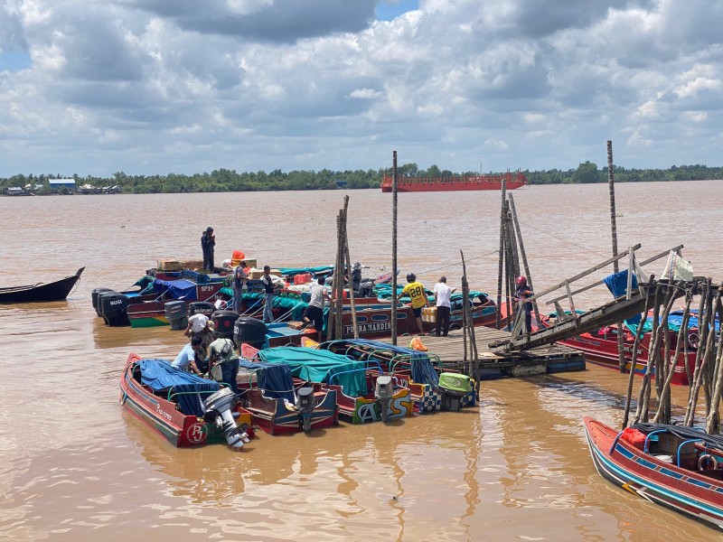 Pelabuhan Tembilahan Ramai Dipadati Warga Luar Daerah yang Kembali Bekerja Menggunakan Speedboat di Hari Kedua Ramadhan