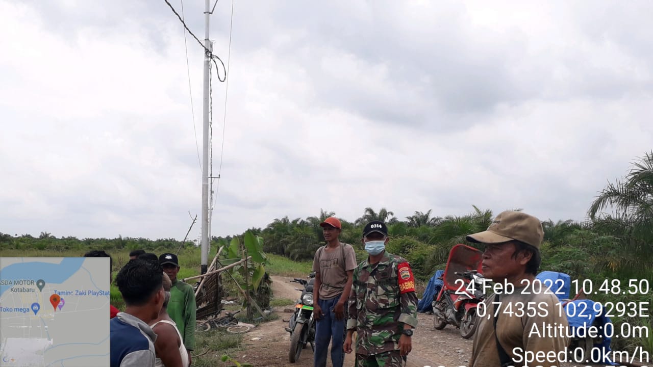 Babinsa Koramil 09/Kemuning Lakukan Patroli dan Sosialisasi Pencegahan Karhutla