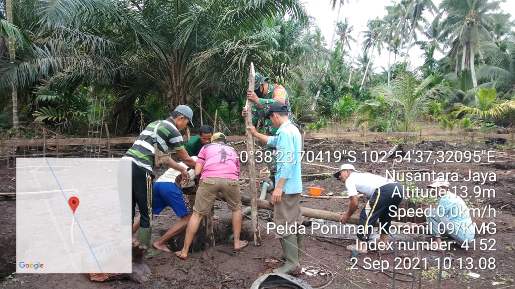Babinsa Koramil 09/Kemuning Goro Pasang Pondasi Musholla