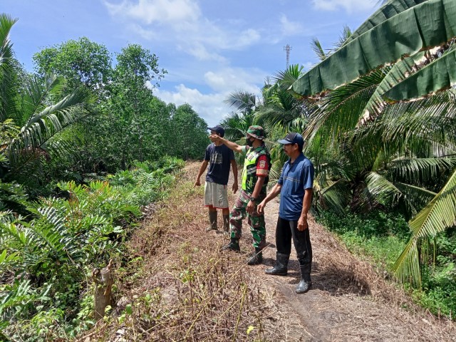 Bersama Masyarakat Petani Kelapa, Kopda Deni.S Lakukan Patroli dan Sosialisasi