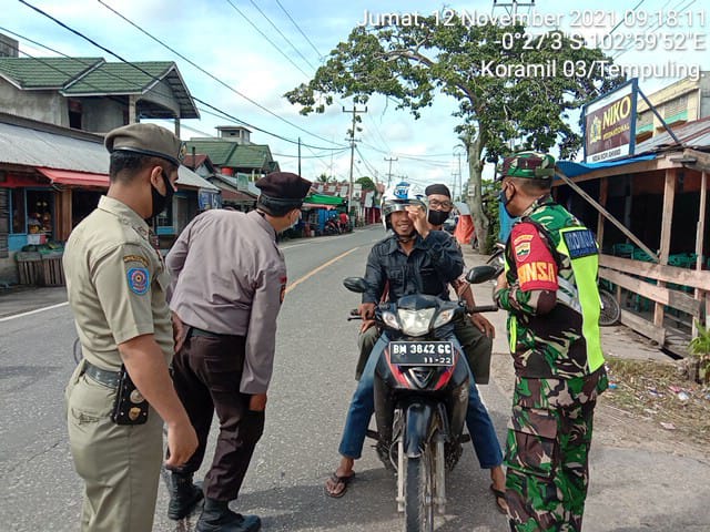 Walaupun Cuaca Panas, Babinsa Koramil 03/Tempuling dan Satgas Rutin Lakukan Penegakan Protkes