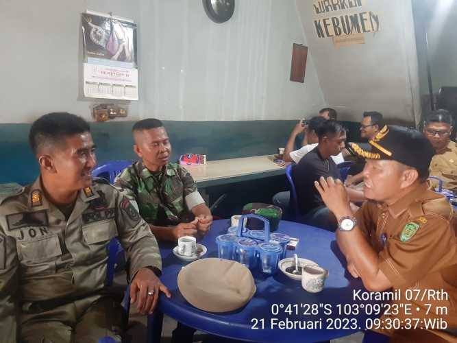 Serda Ramli Komsos Bersama Staf Desa Mekar Sari