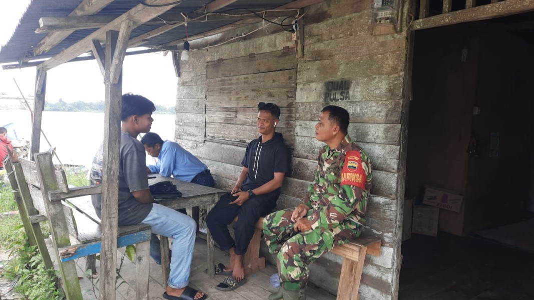 Babinsa Koramil 03/Tpl Gelar Komsos Bahas Toleransi dan Kamtibmas Jelang Ramadhan
