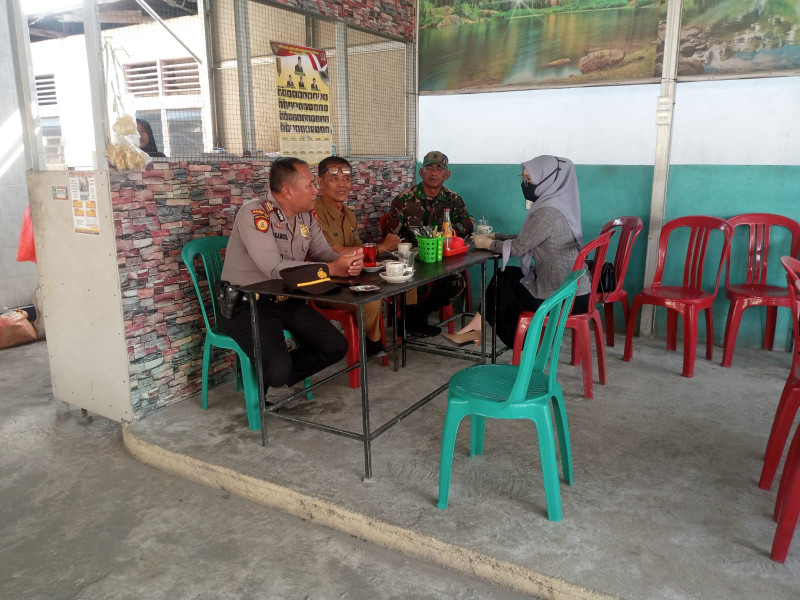 Babinsa 03/Tpl dan Bhabinkamtibmas Gelar Komsos Dengan Camat Kempas